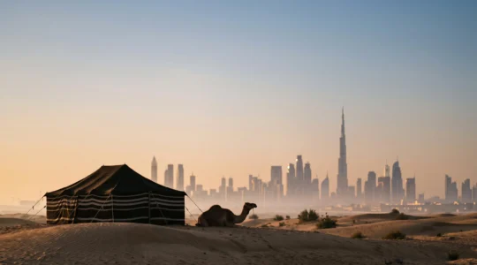Silhouette d'une tente bedouine et d'un chameau se detachant devant les gratte-ciel de Dubai au crepuscule