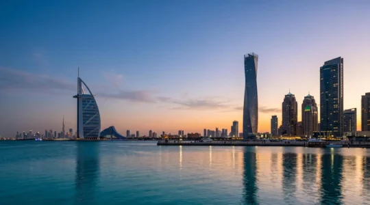 Silhouettes d'hôtels emblématiques de Dubaï se détachant sur un ciel doré au crépuscule, symbole de l'avant-garde architecturale