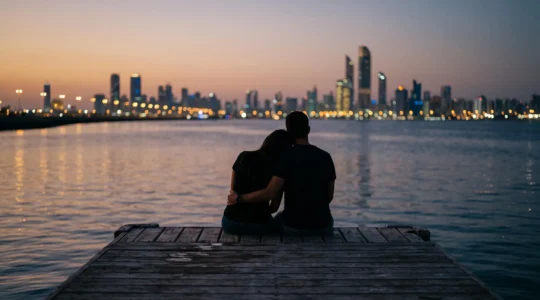 Couple partageant un instant intime face à la skyline scintillante de Dubaï au crépuscule, loin de la foule