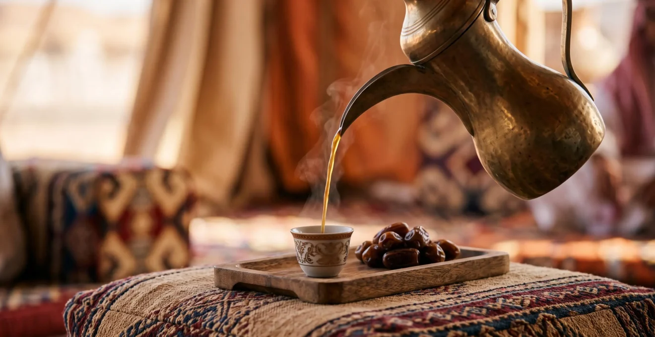 Une dallah traditionnelle en cuivre verse du café arabe fumant dans un petit finjan, posé sur un tapis de majlis, symbole d'hospitalité emiratie