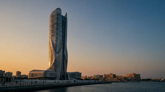 Silhouette d'un gratte-ciel futuriste au design audacieux se reflétant dans un plan d'eau au coucher du soleil, incarnant la fusion entre art et architecture